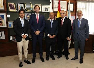 Fernando Carpena, con Husain Al Musallam, presidente World Aquatics, y Alejandro Blanco, presidente del COE, el pasado mayo en Madrid.