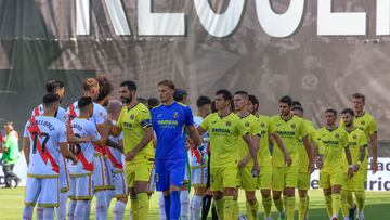MADRID (ESPAÑA), 24/09/2023.- Los jugadores del Rayo Vallecano (i) y los del Villarreal se saludan antes de comenzar el partido correspondiente a la jornada 6 de LaLiga que ambos clubes disputan este domingo en el Campo de Fútbol de Vallecas. EFE/ Zipi Aragon