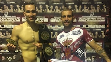 El campeón, Cristian Torres, con sus tres cinturones junto con su entrenador, Diego Vázquez, tras el combate.