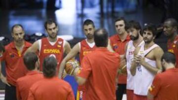 GRUPO. Orenga da instrucciones a los jugadores de la Selecci&oacute;n.
 