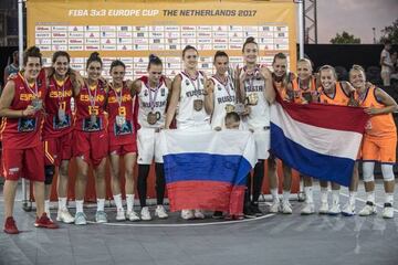 Irene San Román, tercera por la izquierda, con la medalla de plata del Europeo de 3x3 disputado en los Países Bajos.