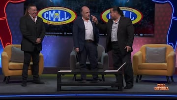 Momento en que Rey Bucanero y El Felino firman el contrato para su lucha.