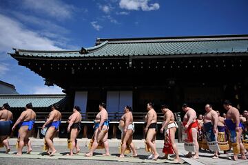 Los mejores luchadores de sumo participan en el 'Honozumo', una exhibición anual ante miles de espectadores en el Santuario Yasukuni.