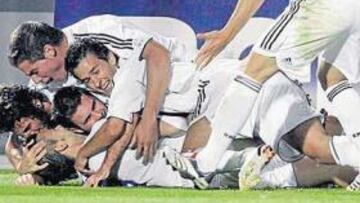<b>UNA PIÑA. </b>El Castilla celebró a lo grande la consecución del segundo gol ante el Ciudad de Murcia, obra de Negredo.