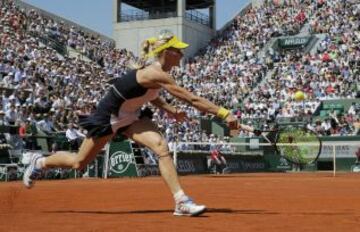 Maria Kirilenko le devuelve la bola a Victoria Azarenka.