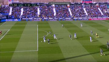 El control de Braithwaite en su golazo que firmaría el mismísimo Bergkamp