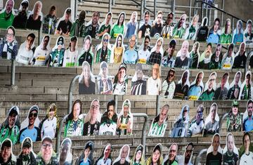 Imágenes de aficionados del Borussia Monchengladbach llenan las gradas del Borussia Park. Los seguidores del club alemán apoyan a su equipo comprando estos cartelones con sus caras y que permanecerán en el estadio hasta que vuelvan los partidos al estadio.