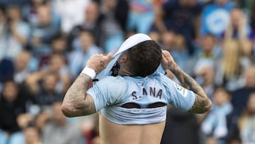 Santi Mina se tapa la cara con la camiseta despu&eacute;s de fallar un remate contra la Real Sociedad.