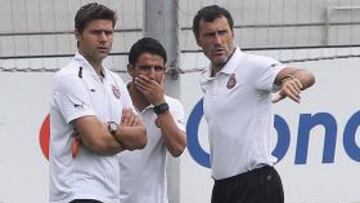 <b>UNO PARA DOS. </b>Jesús Pérez (en el centro) será el encargado de transmitir desde el banquillo las órdenes de Pochettino y de Toni.