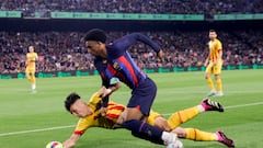 BARCELONA, 10/04/2023.- El defensa del Barcelona Alejandro Balde (d) disputa un balón con el defensa del Girona FC Arnau Martínez (i) durante el partido de fútbol de la jornada 28 de LaLiga que FC Barcelona y Girona FC juegan este lunes en el Camp Nou. EFE/ Quique García
