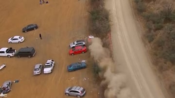 Momento en el que Kris Meeke se sale de la trazada y golpe a un coche estacionado durante el ¨²ltimo tramo del Rally de M¨¦xico.