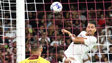 Salerno (Italy), 14/08/2022.- Roma's Tammy Abraham (R) in action during the Italian Serie A soccer match US Salernitana vs AS Roma at the Arechi stadium in Salerno, Italy, 14 August 2022. (Italia) EFE/EPA/MASSIMO PICA
