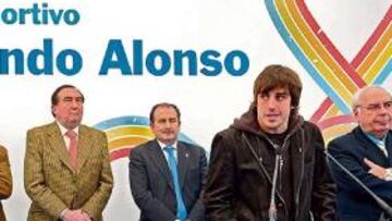 <b>UN DÍA ESPECIAL. </b>El piloto asturiano, ayer en su comparecencia junto a las autoridades.