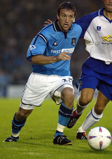 Procedente del Independiente lleg車 al Manchester City en la temporada 2002/2003. Delantero que solo permaneci車 1 temporada en el club ingl谷s en la que ni siquiera jug車. El entrenador de ese momento, Kevin Keegan no confiaba en 谷l y lleg車 a jugar en el filial.