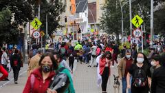 FILE PHOTO: FILE PHOTO: People wearing face masks walk down a street before the start of a mandatory total isolation decreed by the mayor's office, amidst an outbreak of the coronavirus disease (COVID-19), in Bogota, Colombia January 7, 2021. REUTERS/Luisa Gonzalez/File Photo/File Photo