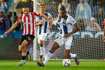 Haller, frenado por Gorosabel ante el Athletic.