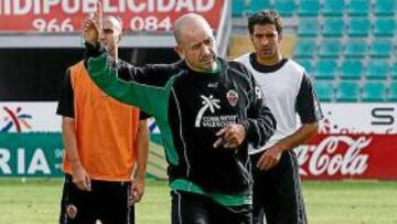 <b>LA PRIMERA SESIÓN. </b>Claudio Barragán dirigió ayer al Elche por primera vez tras el despido de Vidal.