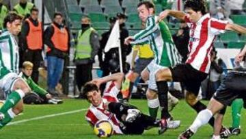 <b>OCASIÓN DEL ATHLETIC. </b> RIvera saca bajo palos una ocasión visitante con Javi Martínez (en el suelo) y Etxeita. Fernando Vega contempla la escena que pudo ser el 0-2.