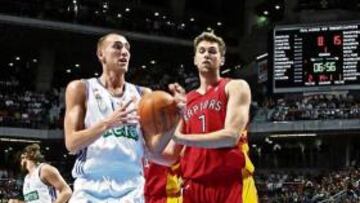 <b>CHOQUE. </b>Hervelle vs. Bargnani. Toronto vs. Madrid en el Palacio de los Deportes (octubre de 2007). Ganó el equipo español.