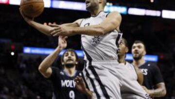 Tony Parker entra a canasta ante Ricky Rubio.