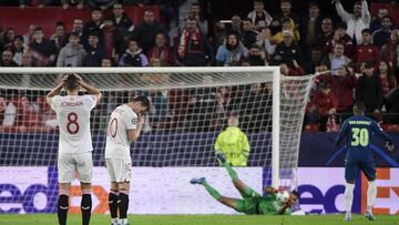 Sevilla's Spanish midfielder #08 Joan Jordan Moreno and Sevilla's Croatian midfielder #10 Ivan Rakitic react to a save by PSV's Argentinian goalkeeper #01 Walter Ben�tez during the UEFA Champions League first round group B football match between Sevilla FC and PSV Eindhoven at the Ramon Sanchez Pizjuan stadium in Seville on November 29, 2023. (Photo by CRISTINA QUICLER / AFP)