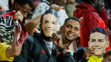 Aficionados colombianos con la careta de James.