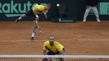 AME1548. COTA (COLOMBIA), 04/02/2023.- Juan Sebastián Cabal (d) y Robert Farah de Colombia en acción ante Daniel Evans y Neal Skupski de Reino Unido hoy, durante un partido de dobles de la fase de clasificación de la Copa Davis 2023 entre Colombia y Reino Unido, en el Pueblo Viejo Country Club de Cota (Colombia). EFE/ Ernesto Guzmán
