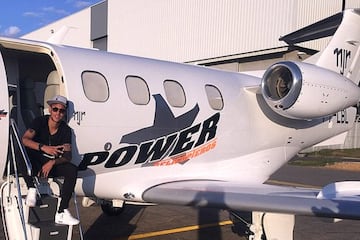 Neymar Junior es uno de los deportistas que más gasta en objetos lujosos. El delantero del PSG tiene un avión privado y un yate entre sus artículos más costosos.