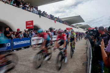 El pelotón de ciclistas durante la salida de 21ª etapa de la Vuelta ciclista a España 2023 en el Hipódromo de la Zarzuela. 