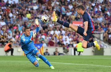 BARCELONA, SPAIN - AUGUST 28:Robert Lewandowski de Barcelona anota el primer gol de su equipo superando a Jordi Masip del Real Valladolid.