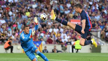 BARCELONA, SPAIN - AUGUST 28:Robert Lewandowski de Barcelona anota el primer gol de su equipo superando a Jordi Masip del Real Valladolid.