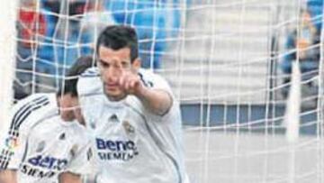 <b>¡A POR ELLA!. </b>El 4-1 ante el Poli acerca la salvación. En la imagen, Negredo celebra el tercero.