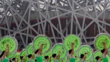 <b>COLORIDO. </b>Un grupo de bailarinas en las afueras del 'Nido'