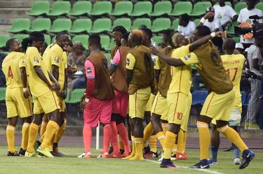 Algeria held despite Mahrez star turn, Senegal win