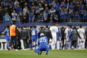 El jugador del Suwon Bluewings sufrió un duro golpe tras un saque de esquina por el que hubo que vendarle toda la cabeza. Sin embargo, el colegiado dejó transcurrir varios minutos sin reparar en la grave lesión del jugador.