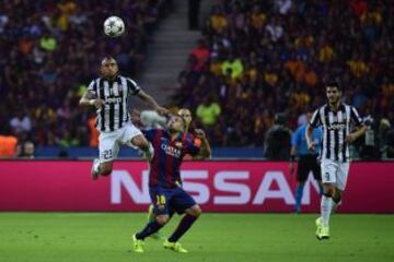 El salto de Arturo Vidal con que le gana a Dani Alves.