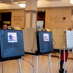 What is gerrymandering, the electoral practice that consists of altering electoral districts to obtain more votes in a US Election