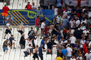 Enfrentamiento entre los ultras rusos e ingleses en el partido que enfrent¨® a ambas selecciones en Marsella durante la Eurocopa 2016.