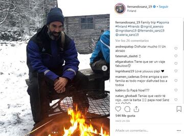 Fernando Sanz entra en calor al lado de una hoguera. 