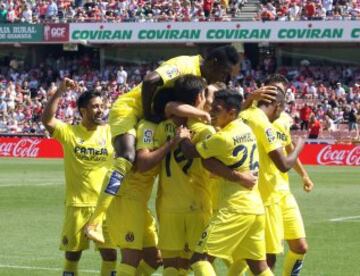 Los jugadores del Villarreal celebran el segundo gol de su equipo, marcado por Bakambu, durante el partido correspondiente a la tercera jornada de Liga entre el Granada y el Villarreal, disputado hoy en el estadio Nuevo Los Cármenes de Granada.
