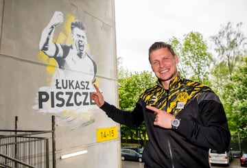 Piszczek se quedó en el Dortmund ocho años más, hasta 2021, cuando se volvió a su país para jugar en el primer equipo del Goczalkowice. Allí jugó de niño, donde su padre era entrenador. Ahora, en este equipo de Tercera división polaca, es entrenador-jugador.