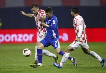 Croacia-Islancia. Johann Gudmudsson y Ivica Olic.