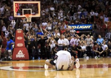 Chris Bosh, del revés en el suelo del AmericanAirlines Arena. Los Heat no pudieron con unos Pistons que siguen dando sorpresas.