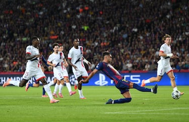 1-0. Pase en diagonal de Marcus Rashford, al desmarque de Ferran Torres y el Tiburón anota con un disparo cruzado superando a Lucas Chevalier.