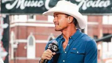 Following several operations, Tim McGraw made his triumphant return to the stage at Bridgestone Arena in Nashville.
(@TheTimMcGraw) Instagram