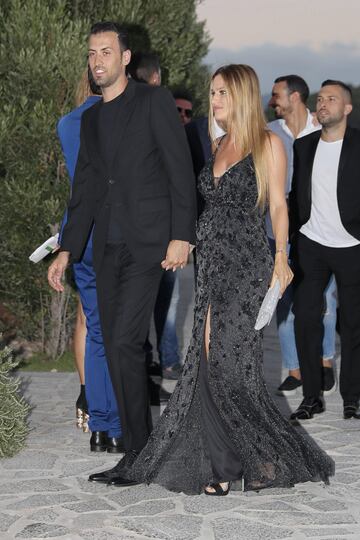 Tras la boda que tuvo lugar en mayo, la pareja ha celebrado en la isla pitiusa una gran fiesta con todos su amigos. En la foto, Sergio Busquets y su mujer Elena Galera.