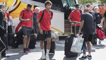 La expedición del Atlético, con Joao Félix en primer plano, a su llegada al hotel de concentración en San Luis Potosí.