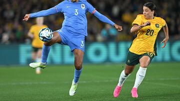 Melbourne (Australia), 14/07/2023.- Wendie Renard of France (L) and Sam Kerr of Australia in action during a 'Send Off Match' between Australia and France, ahead of the FIFA Women's World Cup 2023, at Marvel Stadium in Melbourne, Victoria, Australia, 14 July 2023. (Futbol, Amistoso, Mundial de Fútbol, Francia) EFE/EPA/JAMES ROSS AUSTRALIA AND NEW ZEALAND OUT
