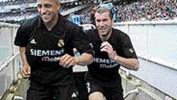 <b>DÚO DE LUJO</B>. Roberto Carlos y Zidane luchan con Buffon, Nedved y Van Nistelrooy por el galardón.