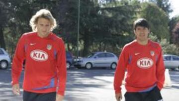 <b>JUNTOS PARA LAS PRUEBAS. </b>Forlán y Agüero acudieron ayer junto al doctor Villalón para realizarse las pertinentes pruebas que determinaron el alcance de sus lesiones.